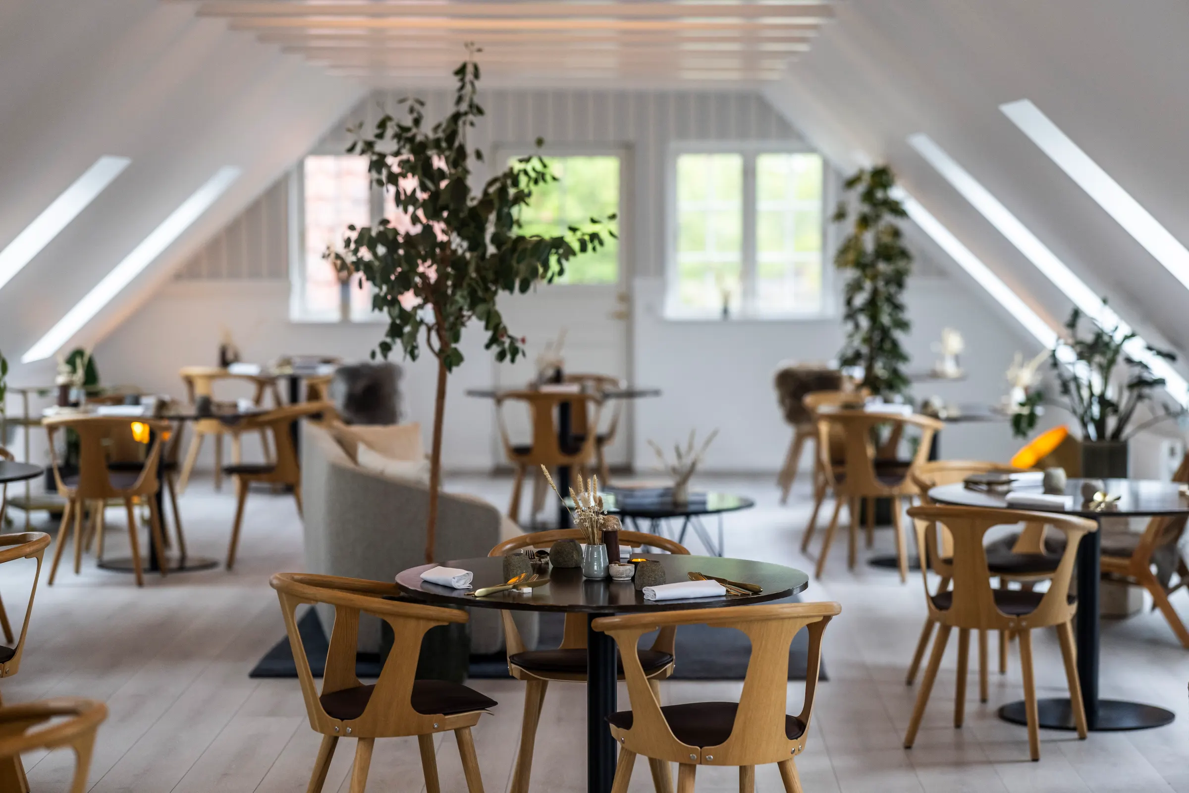 Der helle Speisesaal des Allinge Badehotel, bereit für eine Gruppe