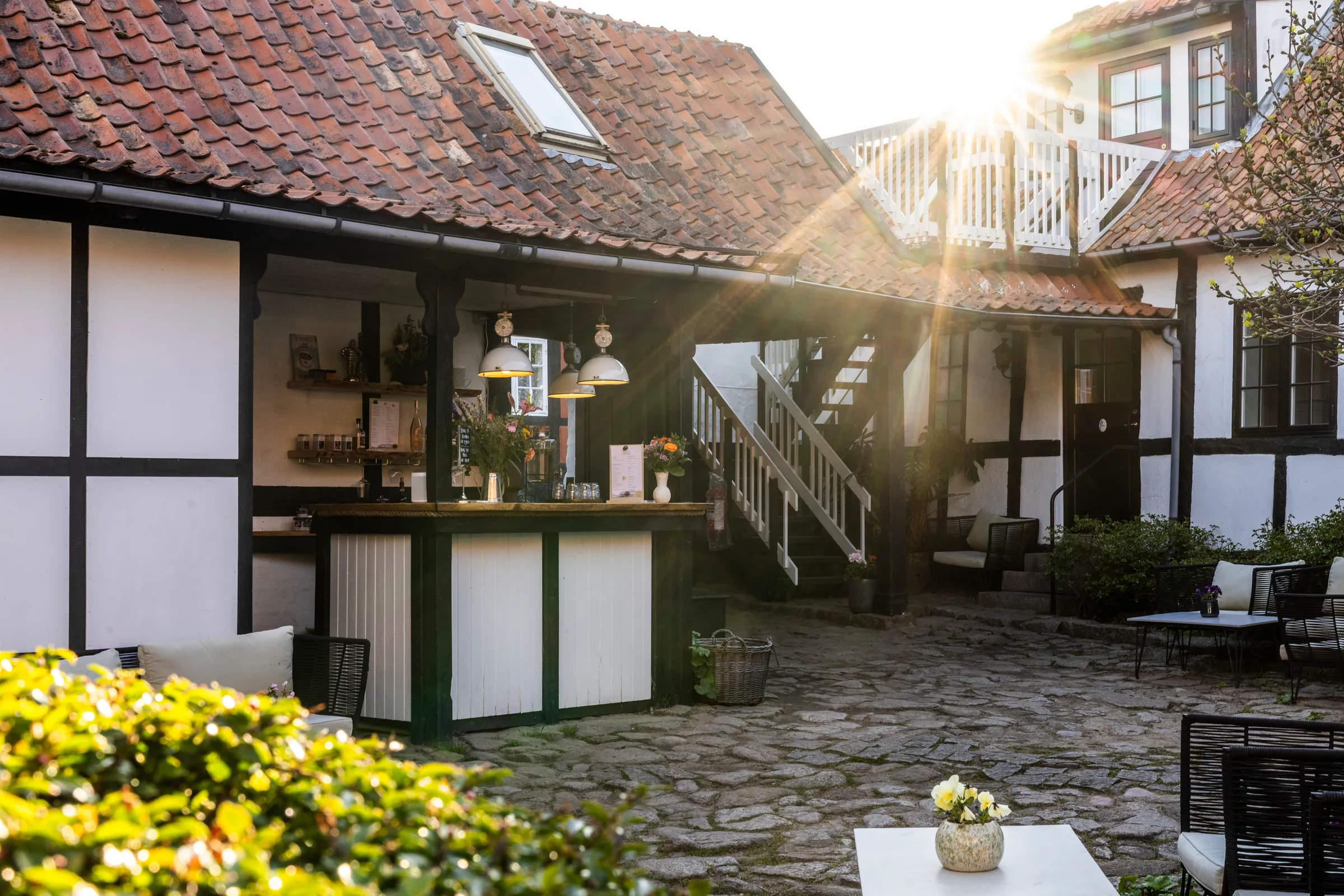 Byskriverbar im Allinge Badehotel, der Innenhof in der Dämmerung