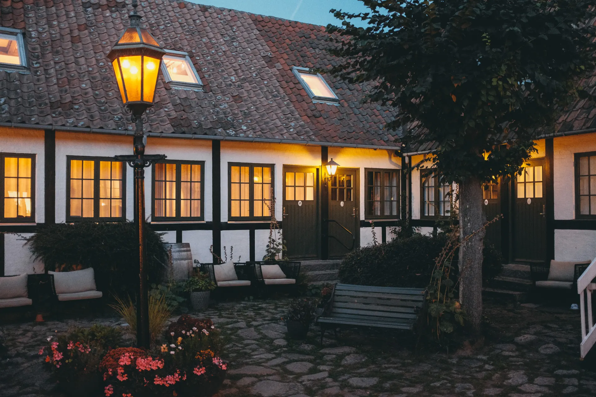 Byskriverbaren ved Allinge Badehotel, gårdhaven om aftenen