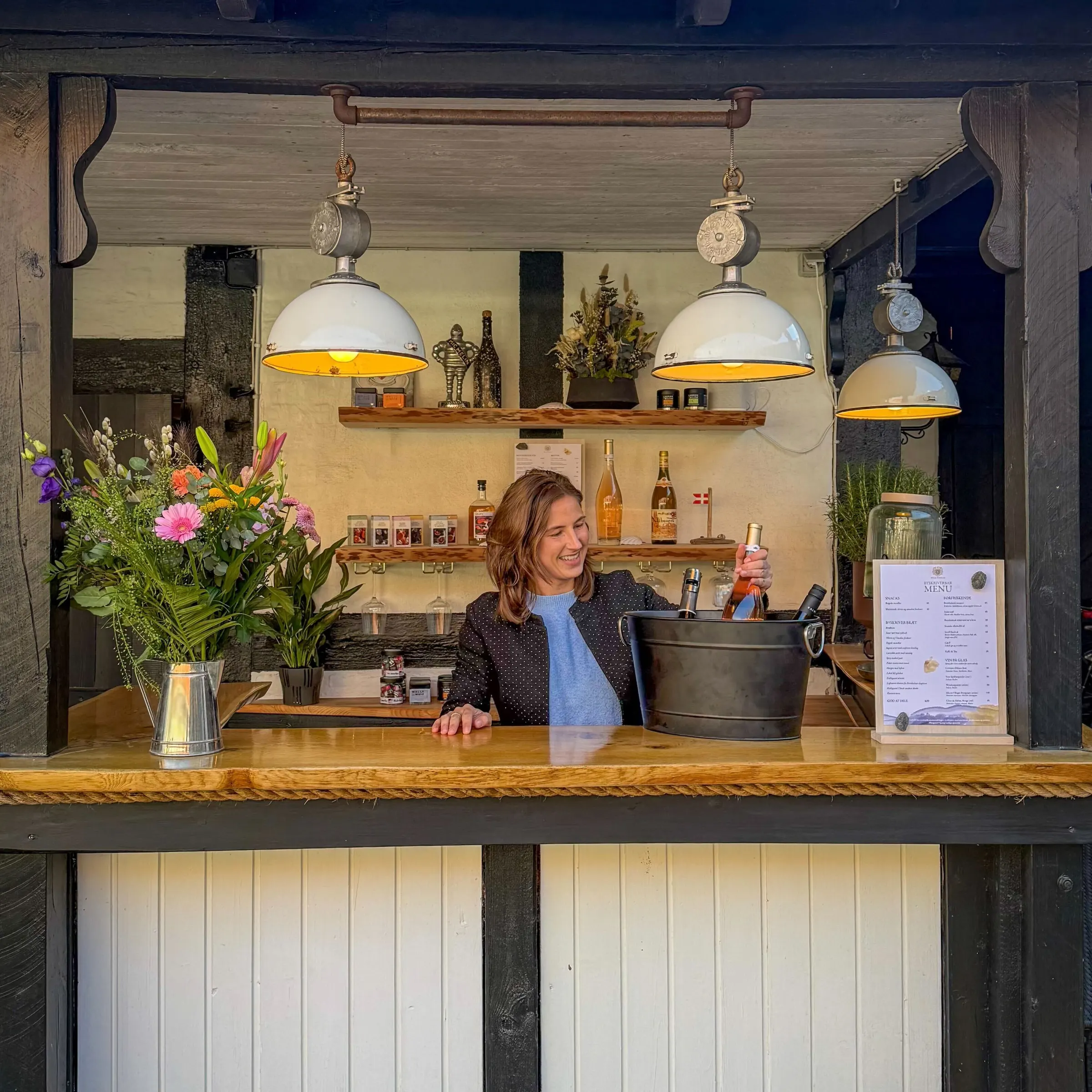 Bag baren ved Byskriverbaren med vin og blomster