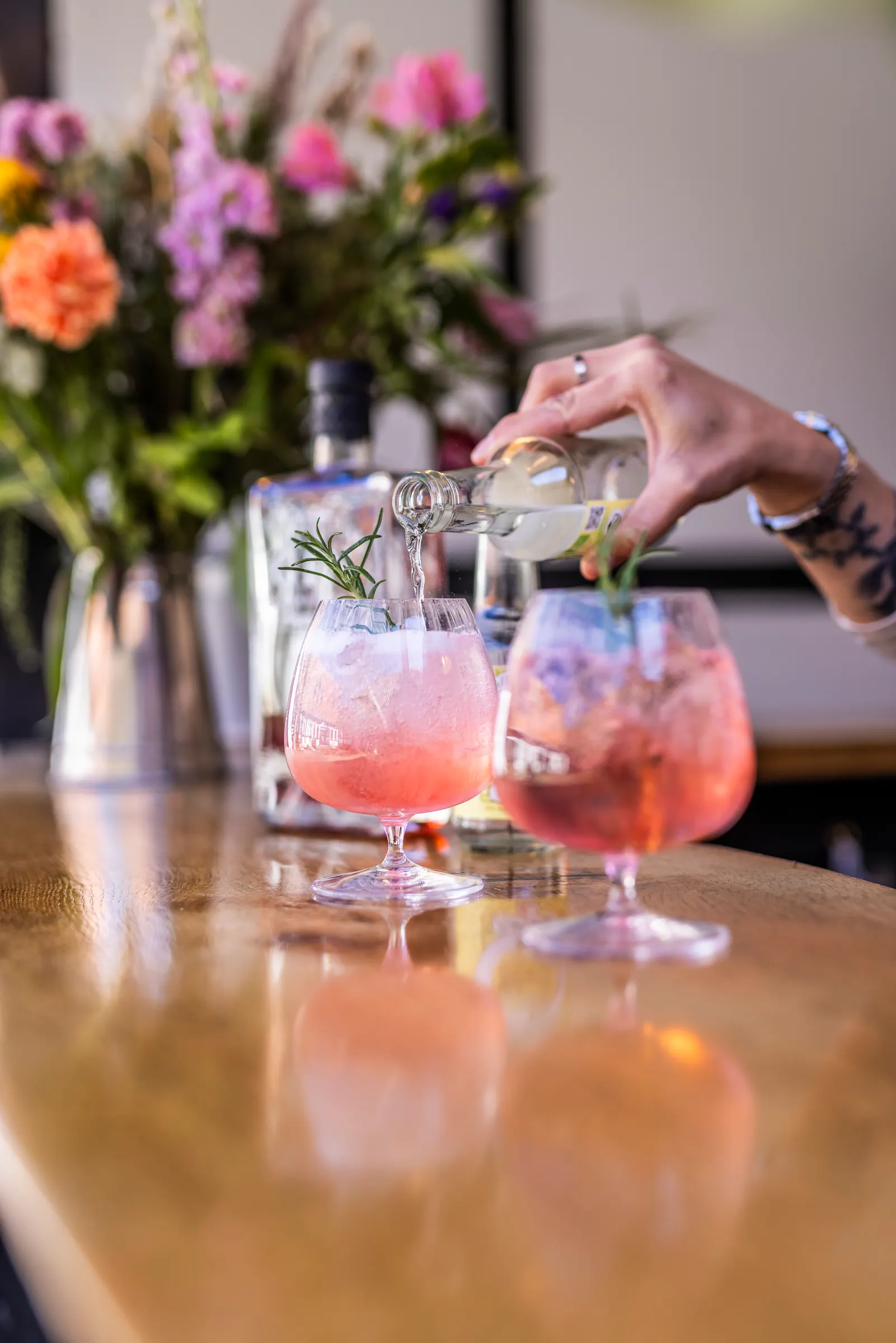 Hinter der Theke der Byskriverbar mit Wein und Blumen