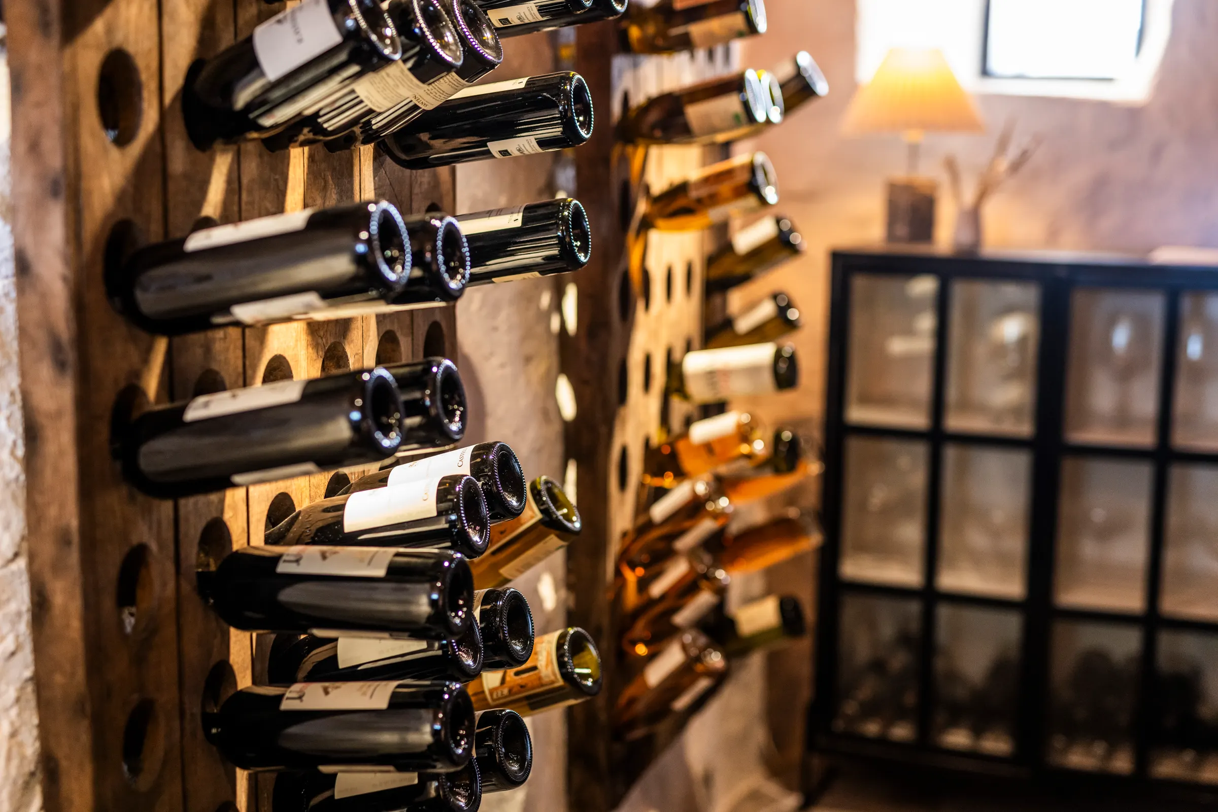 Der Weinkeller im Allinge Badehotel mit Fässern und Weinregalen